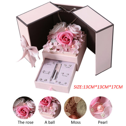 Caja de regalo con lámpara rosa