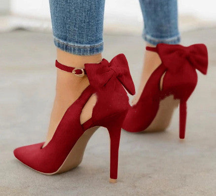 Tacones stilettos con lazo para mujer.