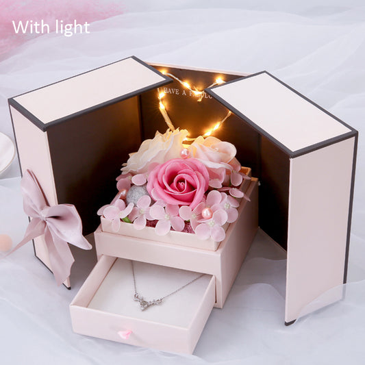 Caja de regalo con lámpara rosa