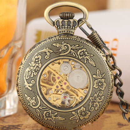 Reloj de bolsillo vintage con personajes romanos y corona.