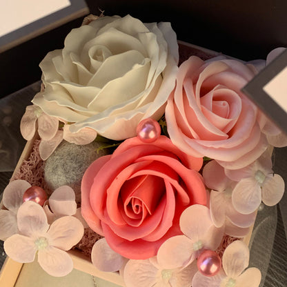 Caja de regalo con lámpara rosa