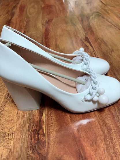 Zapatos blancos de charol de boca baja que combinan con todo