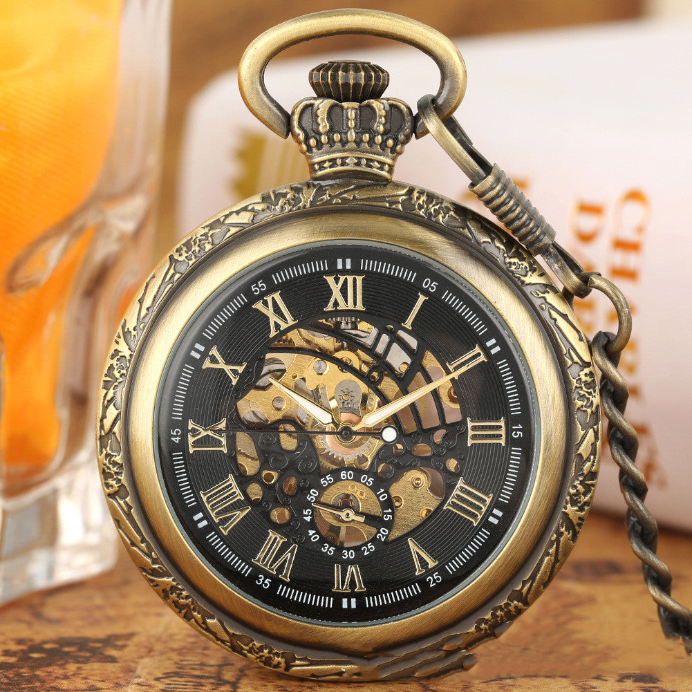 Reloj de bolsillo vintage con personajes romanos y corona.