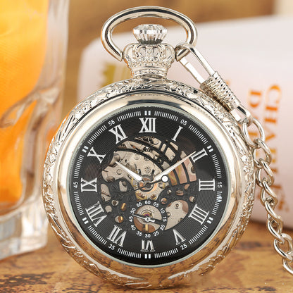 Reloj de bolsillo vintage con personajes romanos y corona.