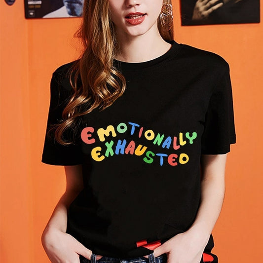 Camiseta con estampado de color del alfabeto "Emotional Exhausted"