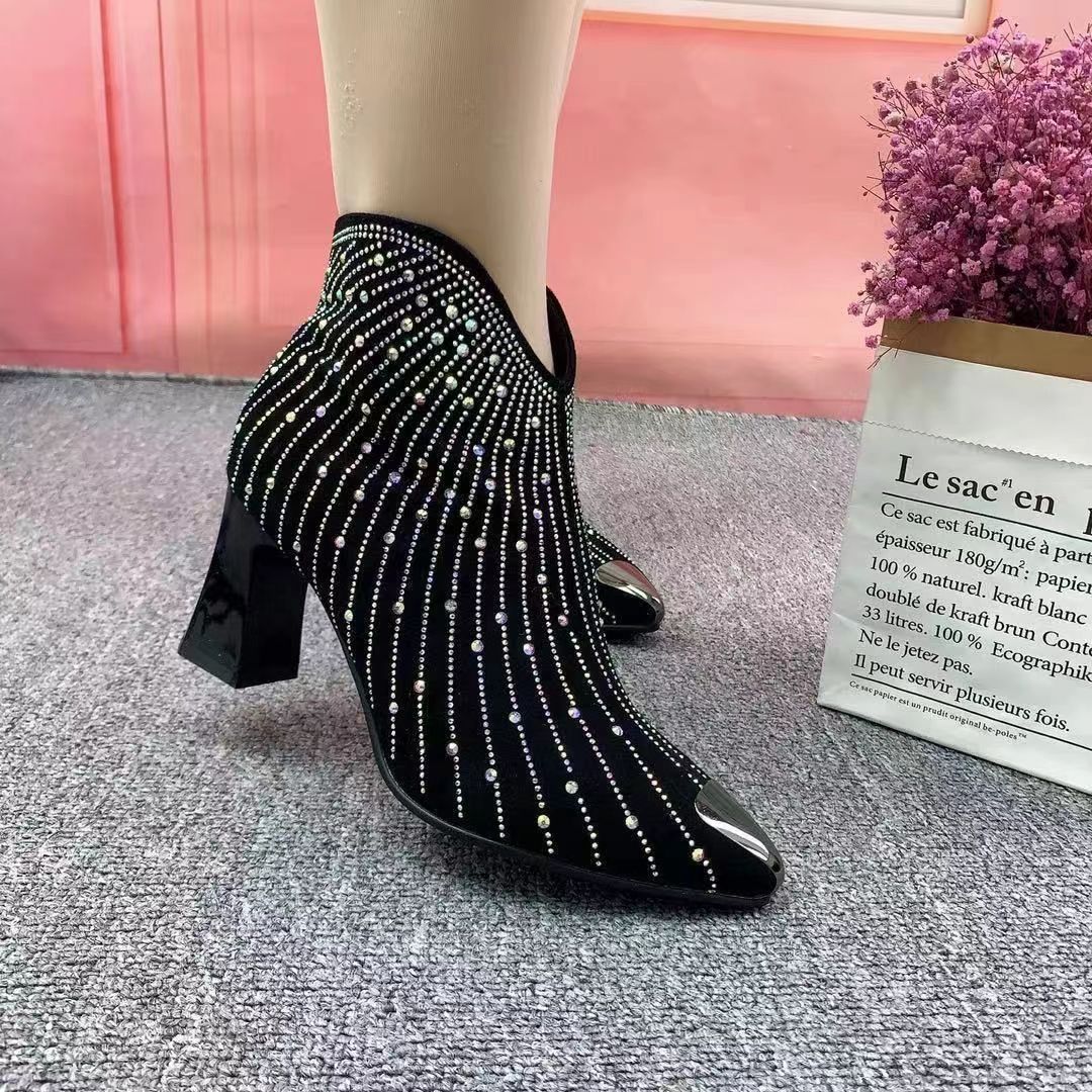 Botines con punta en punta y tacón alto con diamantes de imitación estrellados