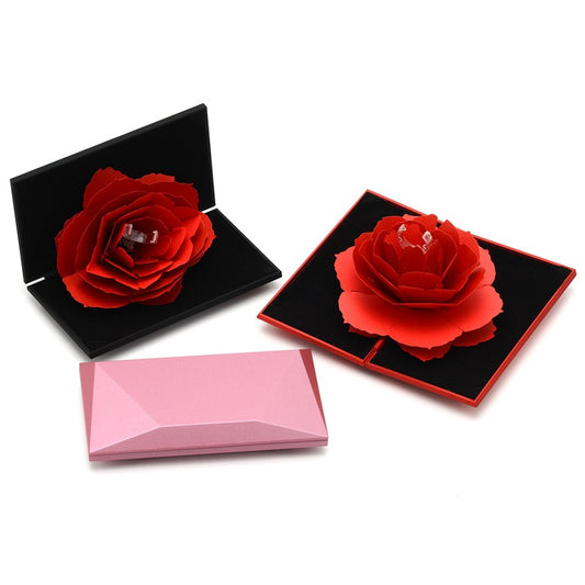 Caja de anillo con forma de diamante y rosa giratoria