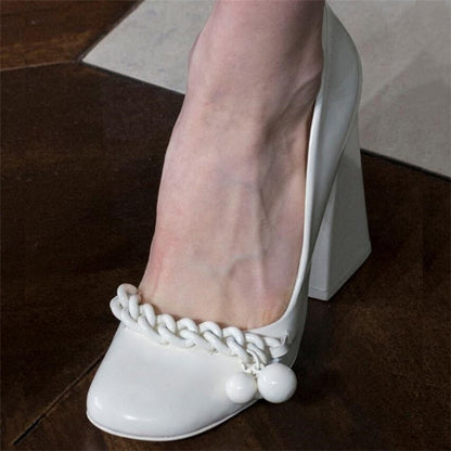 Zapatos blancos de charol de boca baja que combinan con todo