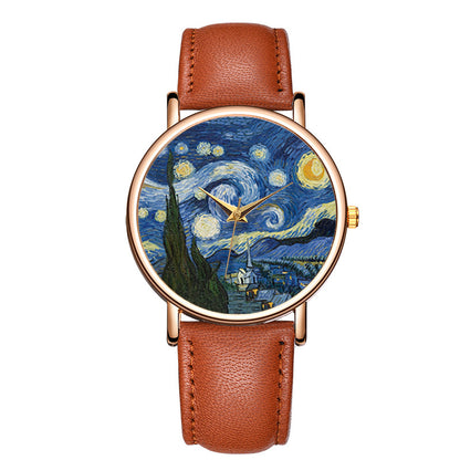 Reloj de pulsera con esfera de números arábigos y correa de cuero