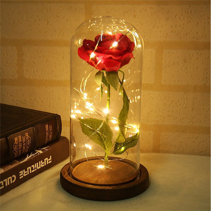 1 rosa de La Bella y La Bestia y luz LED con pétalos caídos en cúpula de cristal sobre una base de madera para regalo 