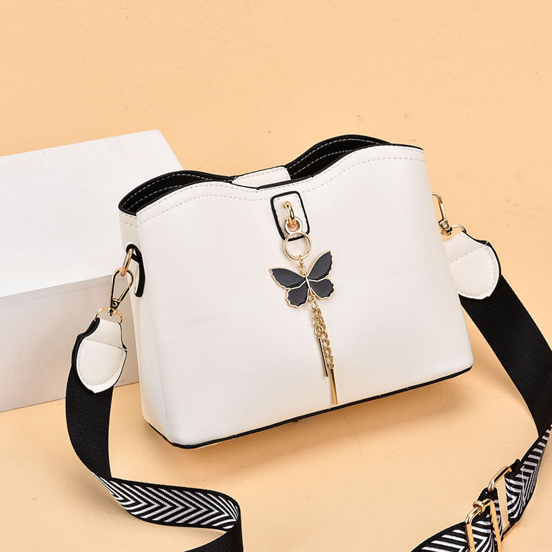 Bolso de hombro tipo mensajero blanco con mariposa negra