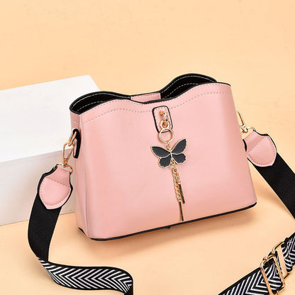 Bolso de hombro tipo mensajero blanco con mariposa negra