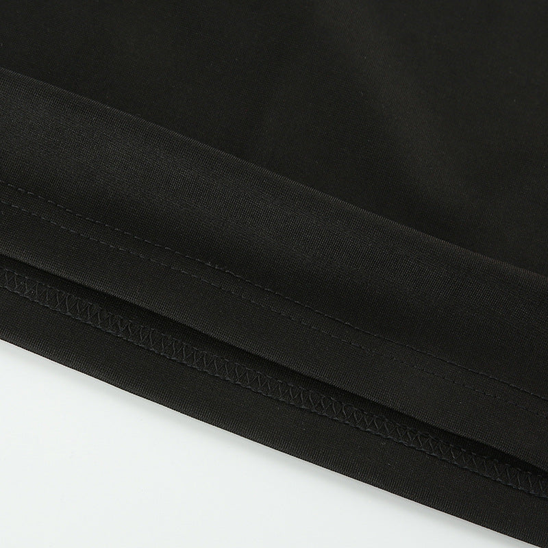 Falda negra con hebilla de cuatro botones y abertura en contraste