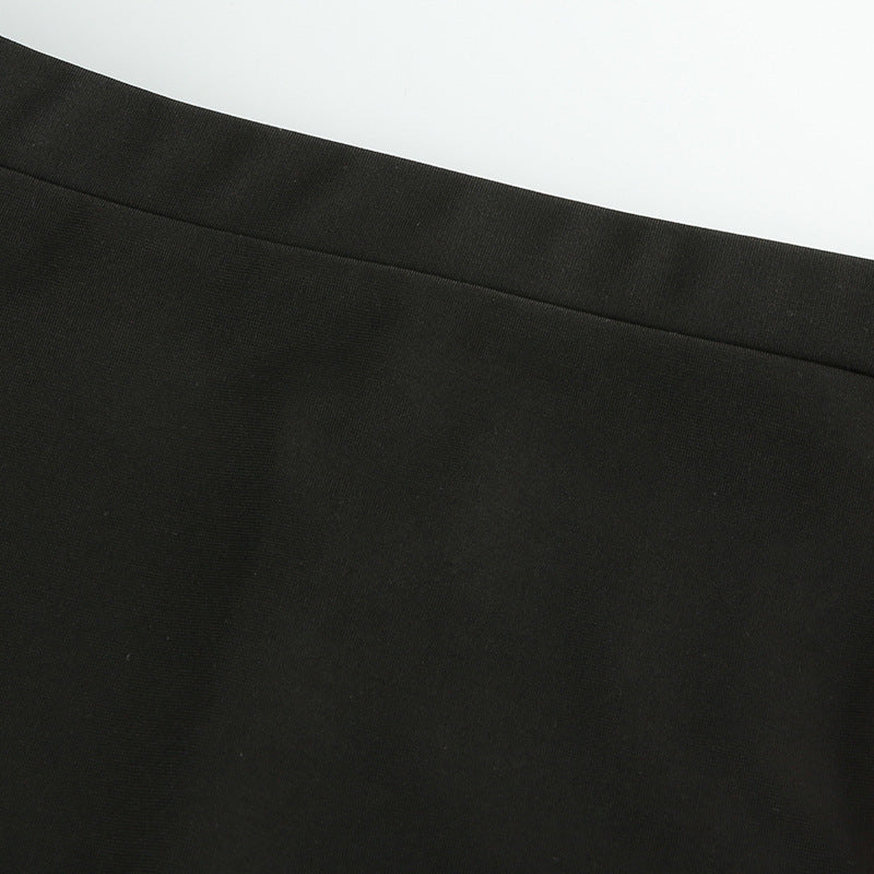 Falda negra con hebilla de cuatro botones y abertura en contraste
