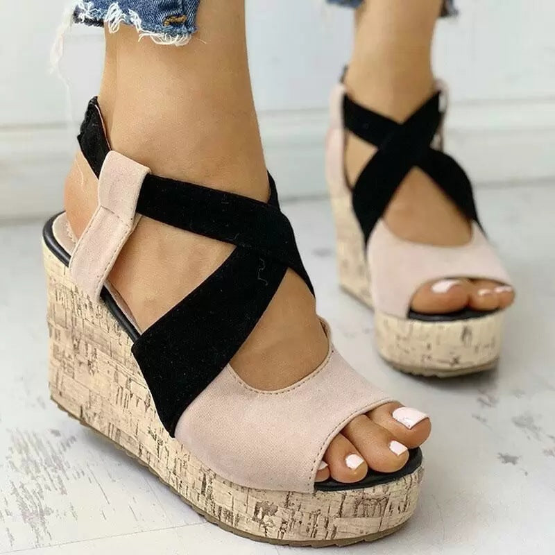 Sandalias con tiras cruzadas y plataforma con tacón de cuña