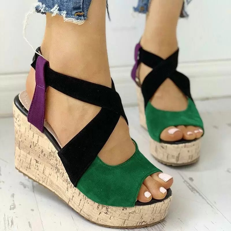 Sandalias con tiras cruzadas y plataforma con tacón de cuña