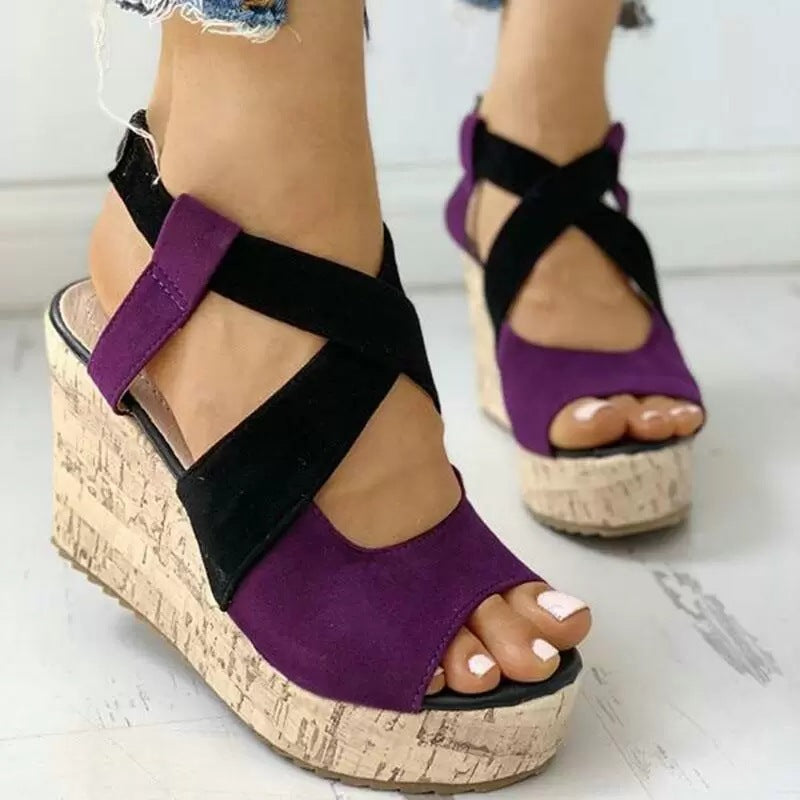 Sandalias con tiras cruzadas y plataforma con tacón de cuña