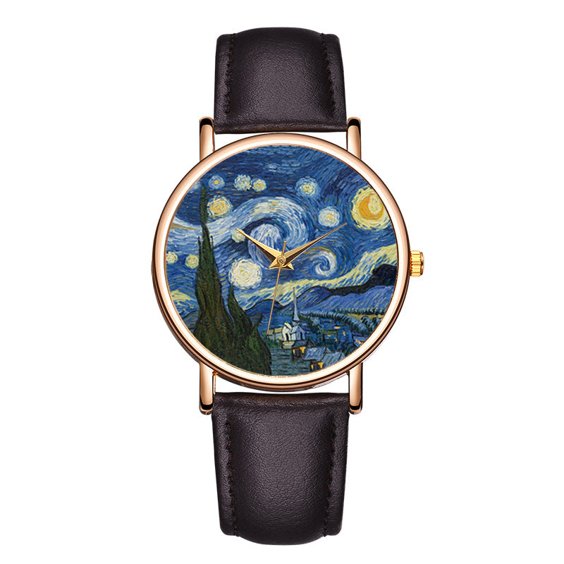 Reloj de pulsera con esfera de números arábigos y correa de cuero