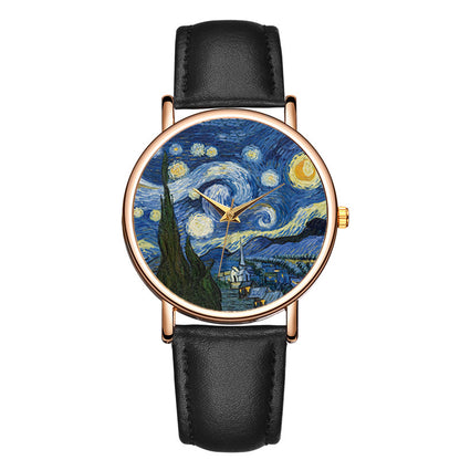 Reloj de pulsera con esfera de números arábigos y correa de cuero